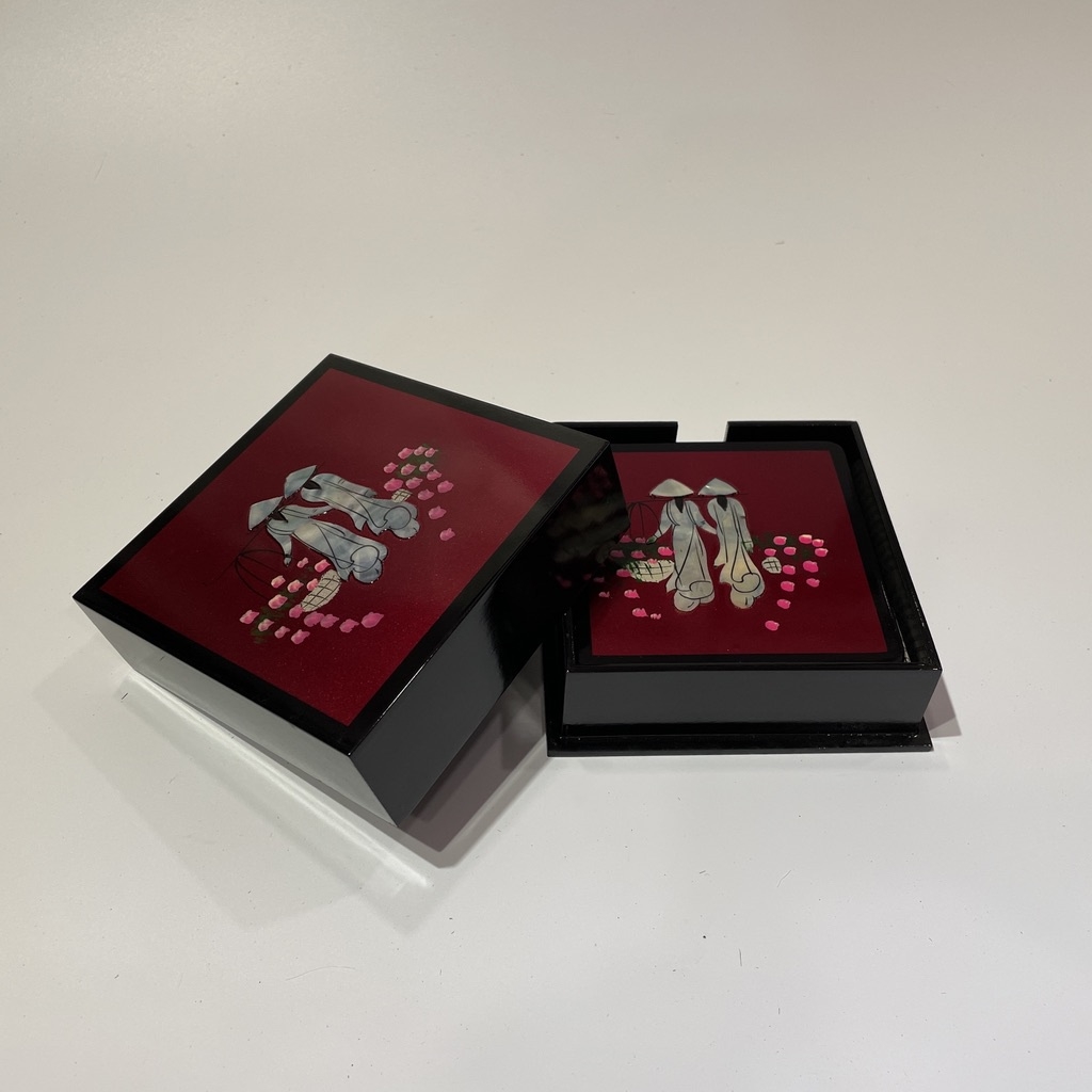 Miếng lót ly nước cao cấp cẩm xà cừ, hình cô gái Việt Nam, màu trắng trang nhã, phong cách hoài cổ