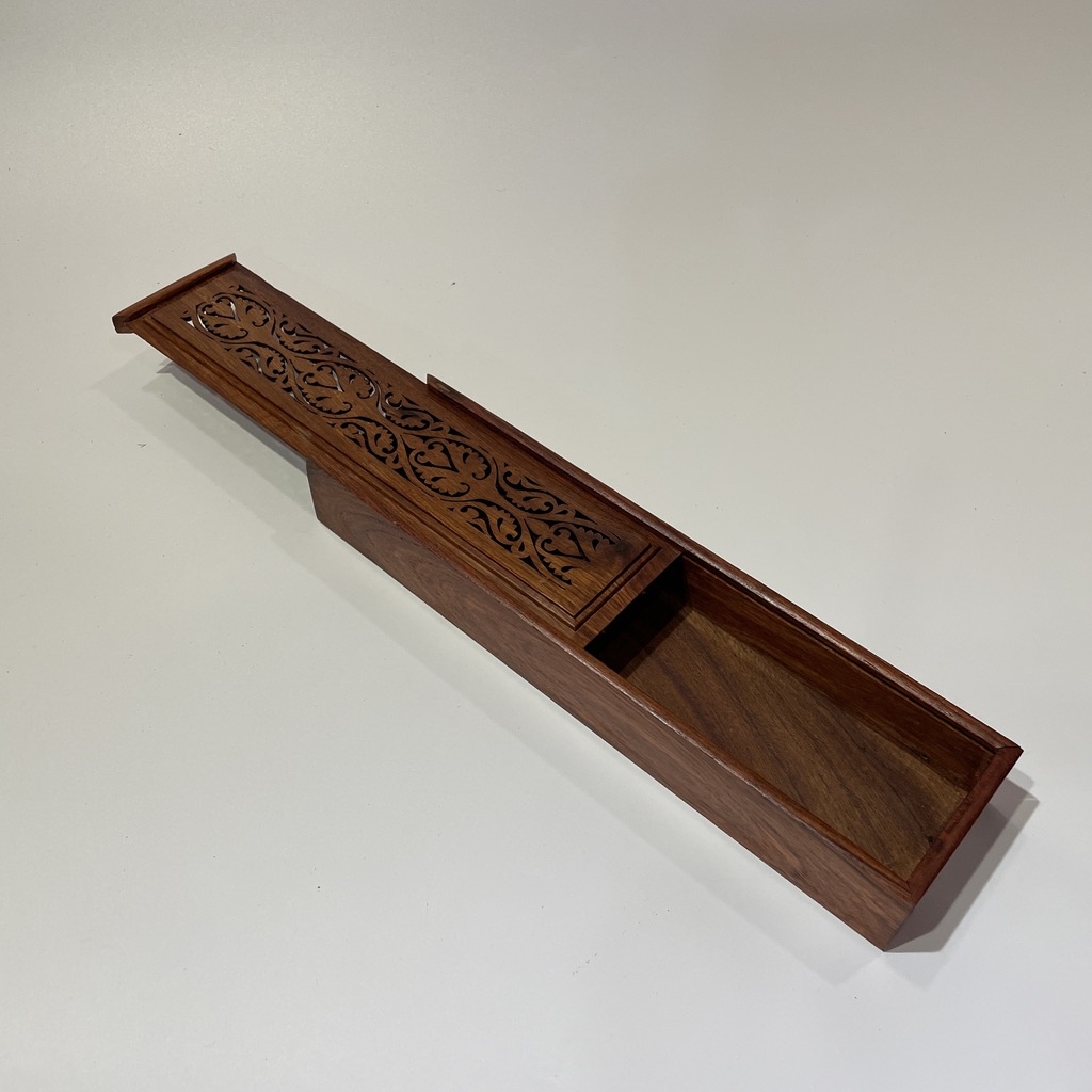 Hộp đựng đũa, thìa, dĩa, bút viết chạm trổ băng gỗ hương cap cấp, nắp trượt tiện lợi, thân thiện với môi trường