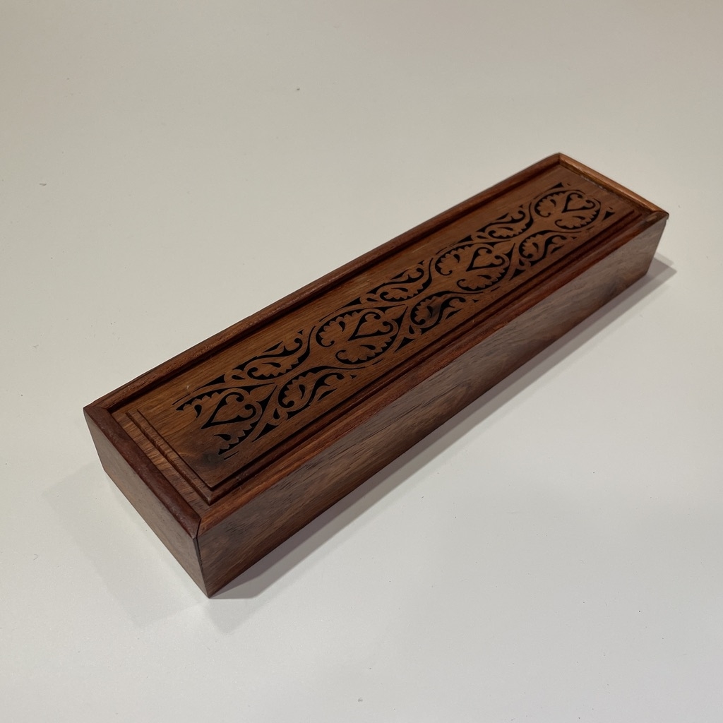 Hộp đựng đũa, thìa, dĩa, bút viết chạm trổ băng gỗ hương cap cấp, nắp trượt tiện lợi, thân thiện với môi trường